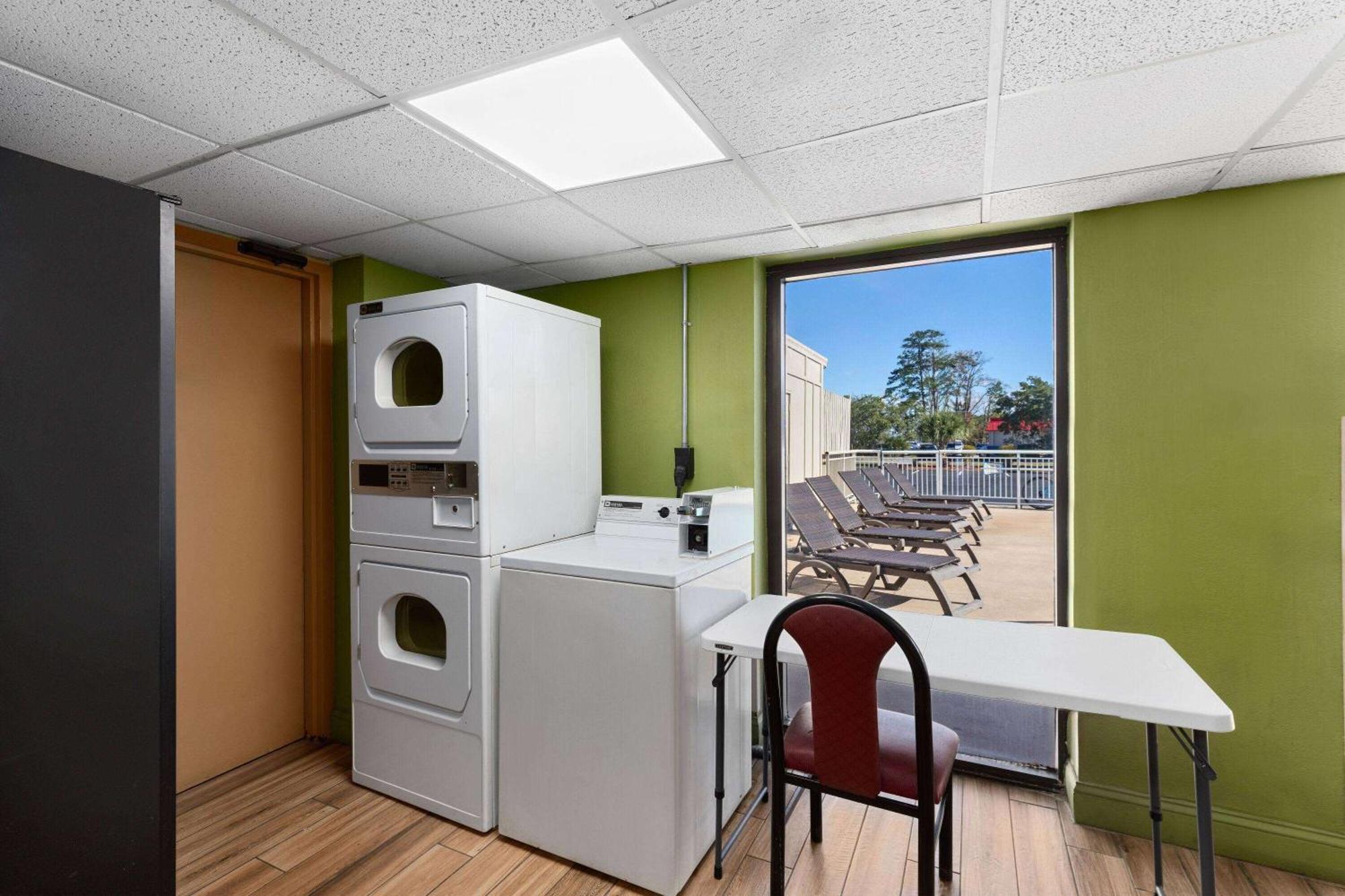 Super 8 By Wyndham Myrtle Beach/Market Common Area Zewnętrze zdjęcie